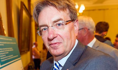 MP stays on council