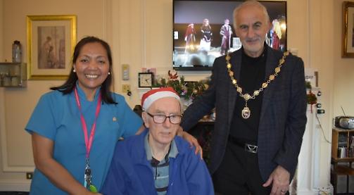 Mayor meets old friends on festive visit to care home