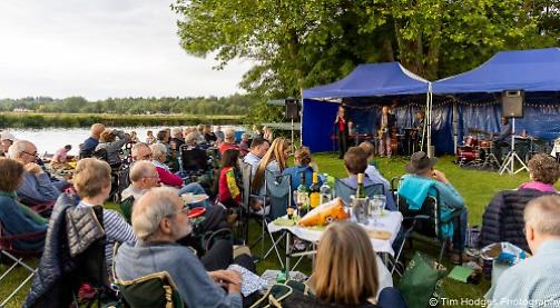 Defibrillator fitted at boating club thanks to jazz fans