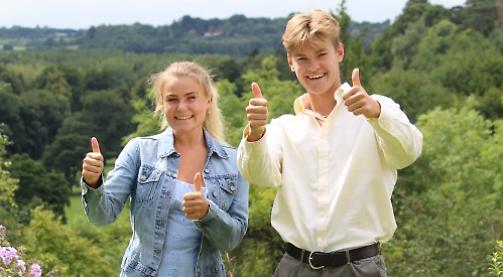 Teenagers tutoring children during the covid crisis