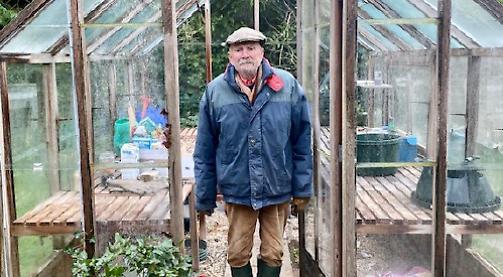 Gardener, 88, hangs up trowel but he’s still delivering papers