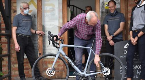 Cycling former pastor presented with new road bike