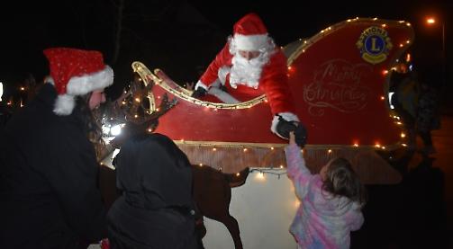 Children meet Father Christmas on town tour