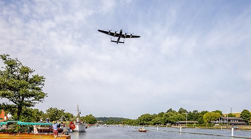 Crowds keep cool as boats take centre stage