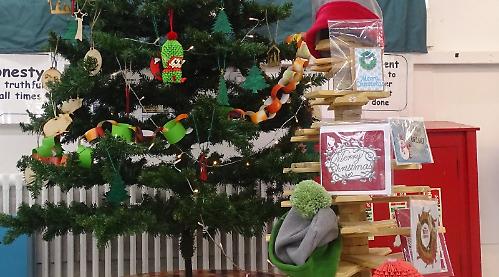 Foreign prisoners make Christmas cards