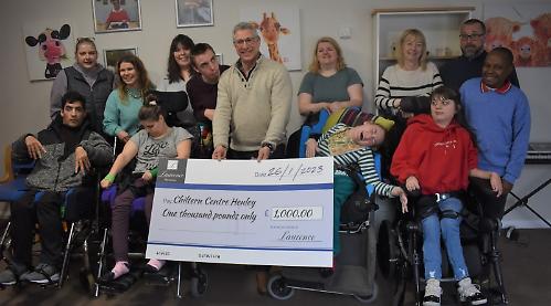 Menswear shop donates £1,000 to Chiltern Centre