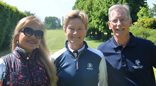 Golf pro offers tips at charity day