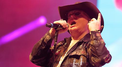 Slurring singer Bell fails to chime with crowd