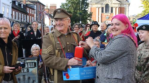 Mayor launches new Poppy Appeal with first donation (£10)
