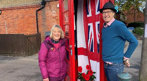 Couples decorate kiosk for remembrance