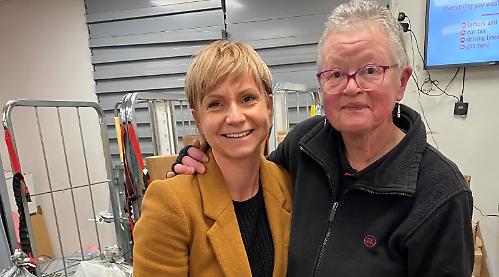 Customers give £800 to post office worker