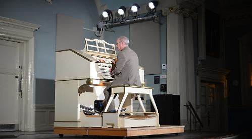 Woman travels from Blackpool to see organist (again)