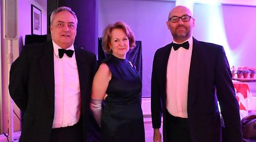 Rugby dinner with singer raises £5,000 for club