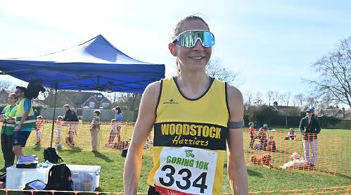 Runners keep their cool as hot weather brings out the crowds