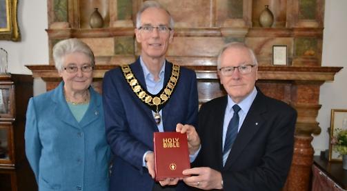 Mayor given Bible