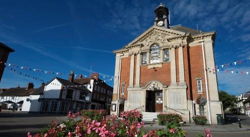 Council bans signs along ‘iconic’ town entry road