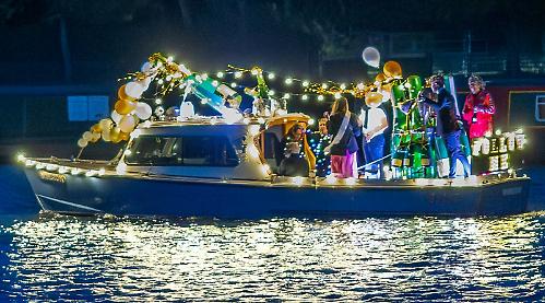 Thousands watch sparkling