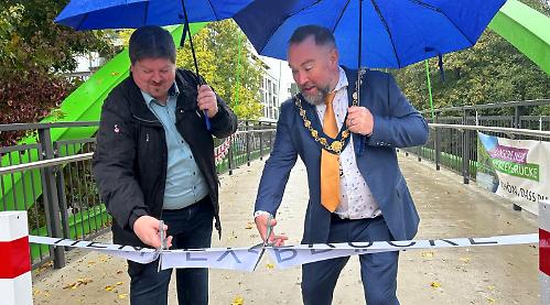 Twin town re-opens Henley Bridge after six-year wait