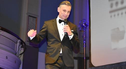 Compere's sexist joke backfires at awards
