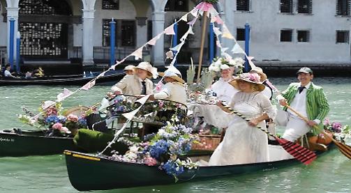 Visitors have whale of a time at Venetian rowing festival