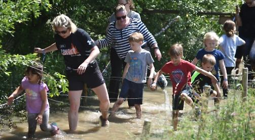 TV stars join 10,000 people at messy obstacle course