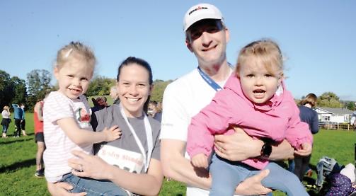 Runners do little bit extra after cyclist’s error