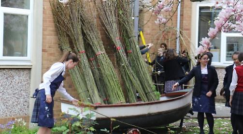 Girls create natural willow sculpture at art workshop