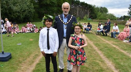 King and queen crowned by Mayor at school May fair