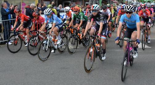 Women's cycle race draws crowds in Henley
