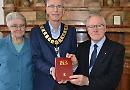 Mayor given Bible