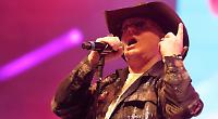 Slurring singer Bell fails to chime with crowd