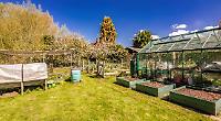 Home with heart and garden that receives good reception