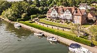 Modern comfort with close connection to River Thames