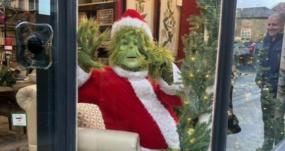 Grinch visits Christmas market