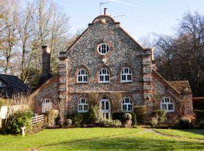 Property feature: Fully furnished, fine dining on doorstep (just bring linen)