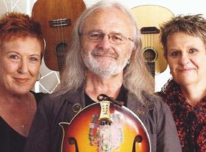 Trio’s annual gig has festive fountain of music