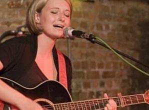 Singer’s looking to make a connection