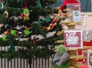 Foreign prisoners make Christmas cards