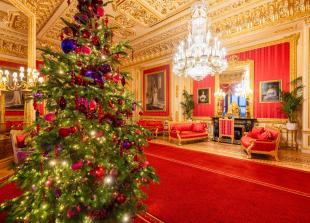 Windsor Castle unveils its Christmas displays, with 20-foot tree in St George’s Hall Windsor Castle unveils its Christmas displays, with 20-foot tree in St George’s Hall