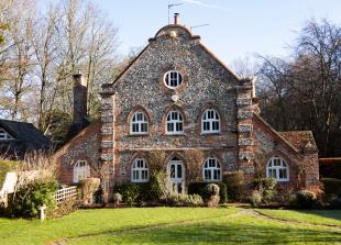 Property feature: Fully furnished, fine dining on doorstep (just bring linen)