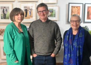 Friends hold joint exhibition of photography