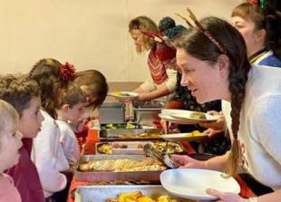 Pub cooks free Christmas dinner for pupils