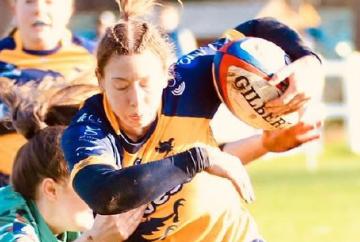 Mueller bows out with late score as Hawks triumph