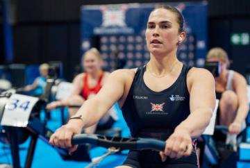 Schr&ouml;der sets pace at indoor championships