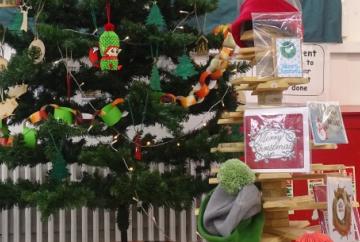 Foreign prisoners make Christmas cards