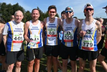 Runners keep their cool as hot weather brings out the crowds