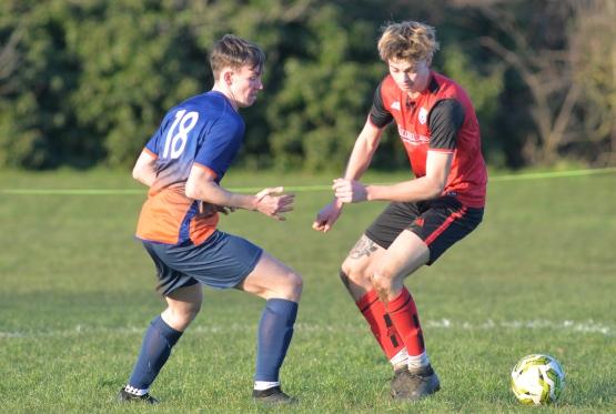 May pulls off spectacular late save as United hold table-toppers to draw