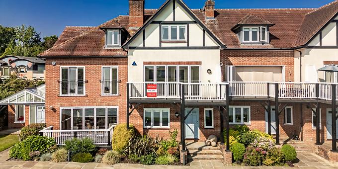 Modern comfort with close connection to River Thames
