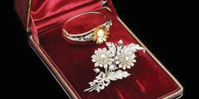 Auctioneers are offering free valuations of jewellery, coins and medals