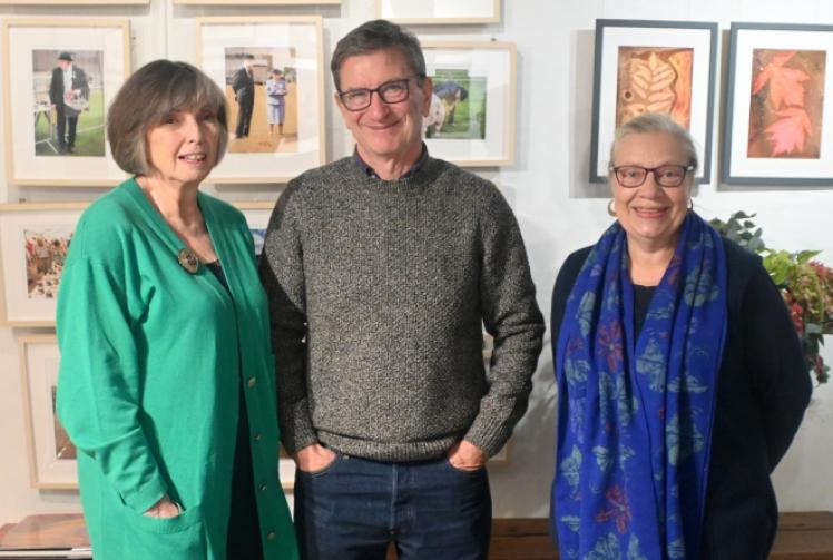 Friends hold joint exhibition of photography